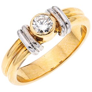 SOLITAIRE DIAMOND RING. 14K YELLOW AND WHITE GOLD