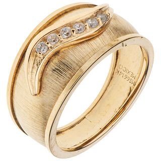 RING WITH SIMULANTS. 14K YELLOW GOLD