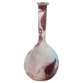ÉMILE GALLÉ (FRANCIA, 1846 - 1904). Flower Vase. 20th Century. Cameo glass in ART NOUVEAU Style, purple with floral decorations..