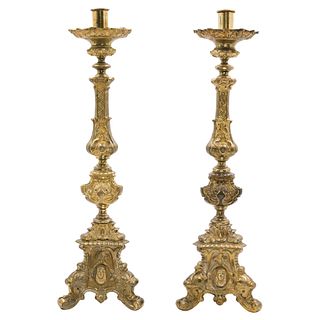 Pair of Candlesticks. Mexico. Late 19th Century. In golden bronze decorated with vegetable motif.