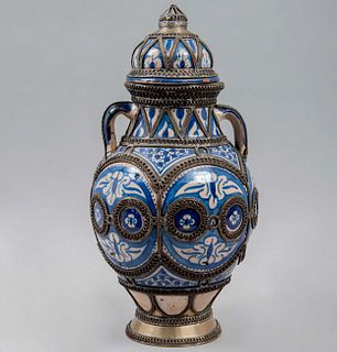 Tibor. SXX. Estilo marroquí. Elaborado en cerámica tipo de Fez con filigrana de metal. Decorado con motivos geométricos. 39 cm alto.