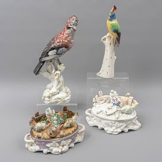 Lote de 4 piezas. Siglo XX. En porcelana. Consta de: 2 figuras decorativas de aves y 2 depósitos. Decorados con aves. 31 x 12 x 30 cm.