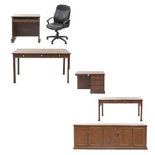 Lote de 6 piezas. SXX. En madera y material sintético. Consta de: credenza, mesa lateral, mueble para computadora, sillón, otros.