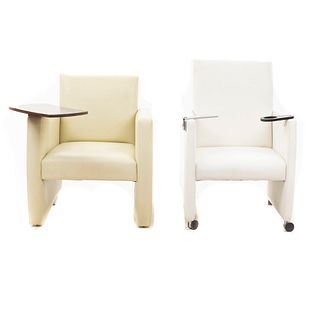 Lote de 2 sillones. Siglo XXI. Elaborado en material sintético. Tapicería en vinipiel color blanco y beige. Uno con portavasos.