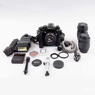 Lote de artículos fotográficos. Consta de: Nikon F3/Cámara fotográfica análoga 35 mm, lente 70-210 mm, lente 28 mm, otros.