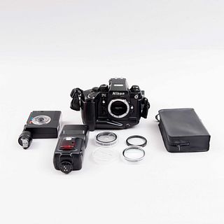 Lote de artículos fotográficos. Consta de: Nikon F4/Cámara fotográfica, Flash Speedlight 28, 3 filtros, funda y flash Speedlight SB-17.