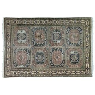 Tapete. Persia, siglo XX. Elaborado en fibras de lana y algodón. Diseño casetonado. 215 x 145 cm.