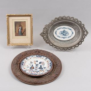 Lote de platones decorativos e impresión en tela de El Beso de Francesco Hayez. Holanda y otros, siglo XX.