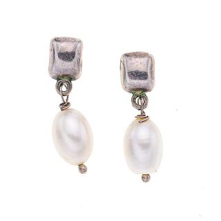 Par de broqueles con perlas en plata .925. 2 perlas forma oval color blanco. Peso: 4.8 g.