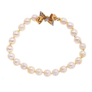Pulsera perlas y diamantes y oro amarillo de 14k. 22 perlas cultivadas color crema de 6 mm. 7 diamantes corte 8 x 8. Peso: 11.3 g.