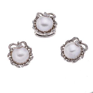 Anillo y par de aretes con medias perlas y diamantes en plata paladio. 3 medias perlas cultivadas color gris de 17mm. Talla: 6.