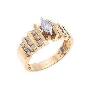 Anillo con diamantes en oro amarillo de 14k. 1 diamante corte marquís 0.25 ct. 18 diamantes corte 8 x 8. Talla: 7. Peso: 5.1 g.