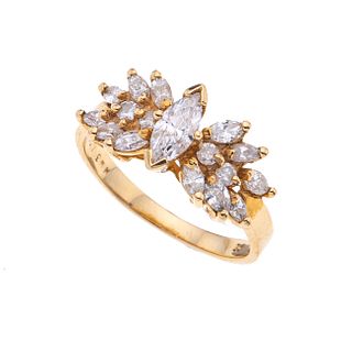 Anillo con diamantes en oro amarillo de 14k. 1 diamantecorte marquís 0.30 ct. 12 diamantes corte marquís 0.24 ct. 4 diamantes. Talla: 6