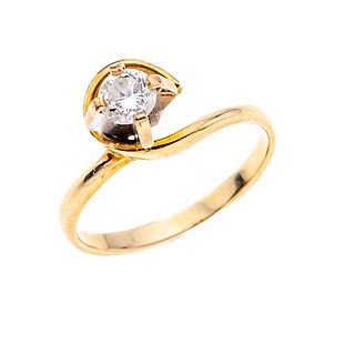 Anillo con diamante en oro amarillo 14k. 1 diamante corte brillante. Color J. Claridad SI1. 0.35 ct. Talla: 6 1/2. Peso: 2.9 g.