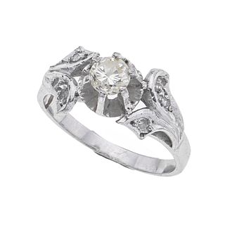 Anillo con diamantes en plata paladio. 1 diamante corte brillante. Color J. Claridad SI2. 0.35 ct. Talla: 5. Peso: 2.8 g.