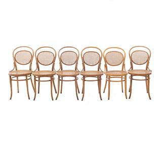Lote de 6 sillas. Siglo XX. Estilo austriaco. En talla de madera. Con respaldos semiabiertos y asientos de bejuco.