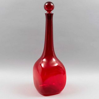 Licorera. Siglo XX. Gran formato. Elaborada en vidrio tipo Murano color rojo con tapa en motivo boleado. 68 cm de altura