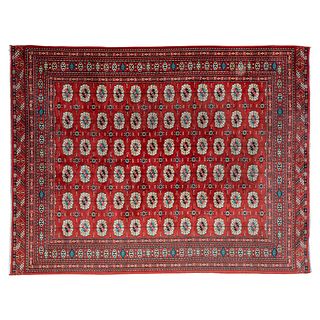 Tapete. Persia, siglo XX. Estilo Bokhara. Elaborado en fibras de lana y algodón. Decorado con motivos geométricos. 248 x 325 cm.