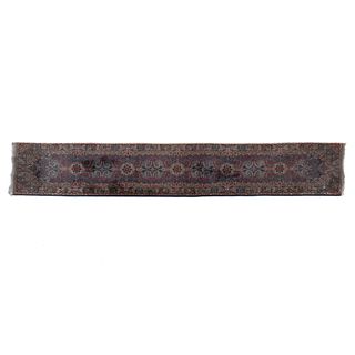 Tapete de pasillo. Persia. Siglo XX. Estilo Tabriz. Elaborado en fibras de lana. 428 x 85 cm.