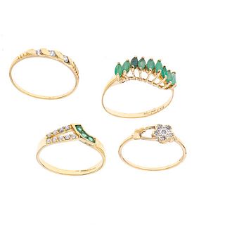 Tres anillos y media churumbela con esmeraldas y simulantes en oro amarillo de 14k. 12 esmeraldas. Talla: 6 y 7. Peso: 5.9 .
