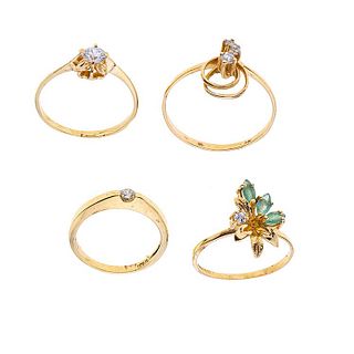 Cuatro anillos con esmeraldas y diamante en oro amarillo de 14k. 3 esmeraldas corte marquís. 1 diamante. Tallas: 5,6,7 y 9. Peso: 6.5 g