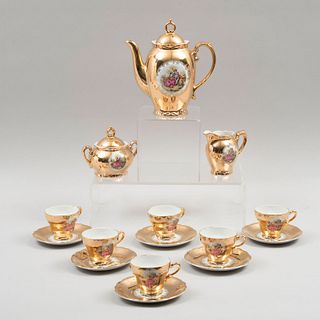 Juego de té. Siglo XX. Elaborado en porcelana esmaltada en dorado. Consta de: tetera, cremera, azucarera y 6 ternos. Piezas: 15.