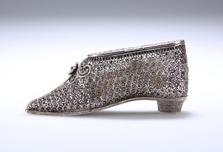 A SILVER WIREWORK NOVELTY VESTA MODELLED AS A LADY'S SHOE, LATE 19th CENTUR