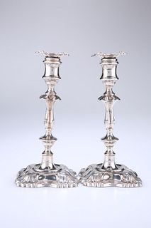 A PAIR OF GEORGE V SILVER CANDLESTICKS, REID & SONS, LONDON 1916 AND 1918, 
