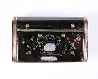 A 19TH CENTURY LACQUER SNUFF BOX, rectangular with rounded sides, the hinge