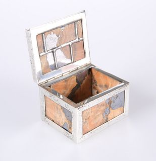 A SMALL WHITE-METAL MOUNTED HARDSTONE TRINKET BOX. c. 3cm by 5cm by 4cm