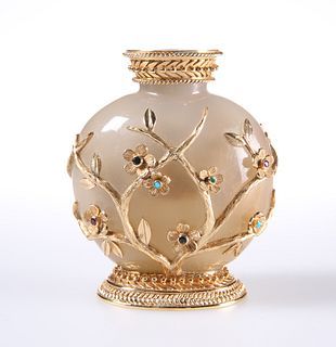 A GEM-SET AGATE SCENT BOTTLE, the ovoid agate overlaid with blossoming bran