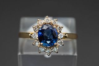 AN 18CT YELLOW GOLD, SAPPHIRE AND DIAMOND RING, the oval cut sapphire set w