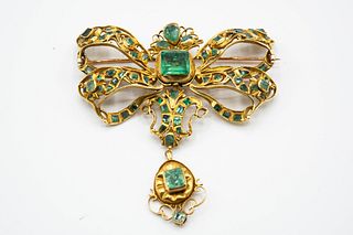 A 19TH CENTURY EMERALD SET BROOCH, modelled as a bow with articulated drop,