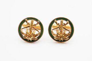 A PAIR OF 18CT YELLOW GOLD AND ENAMEL CUFFLINKS, the circular mount with de