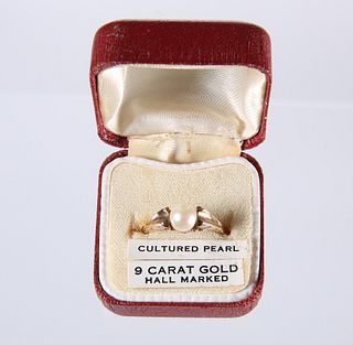 A VINTAGE 9 CARAT GOLD AND CULTURED PEARL RING, the single cultured pearl s