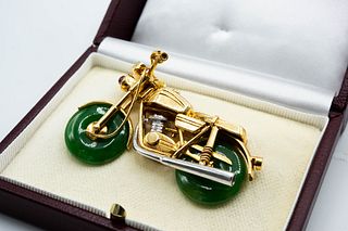AN 18CT YELLOW GOLD AND JADEITE BROOCH, intricately modelled as a motorbike