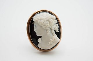 A VICTORIAN BANDED ONYX CAMEO BROOCH, the oval mount of onyx carved to the 