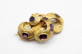 AN EARLY 19TH CENTURY GARNET SET BROOCH, the elaborate scrolling mount of g