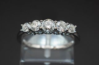 AN 18K WHITE GOLD AND DIAMOND RING, set with five graduating brilliant cut 