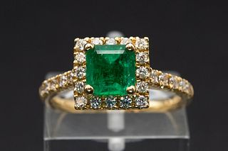 AN 18CT YELLOW GOLD, EMERALD AND DIAMOND RING, the square cut emerald set w