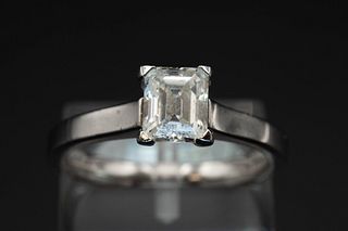 AN 18CT WHITE GOLD AND DIAMOND RING, set simply with a claw set emerald cut
