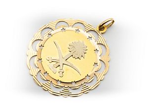 AN 18CT YELLOW GOLD PENDANT, the circular mount of textured metal with star