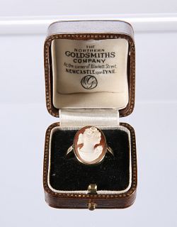 AN 18 CARAT GOLD CAMEO RING, the oval plaque carved with the head of a Clas