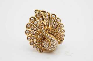 AN 18CT YELLOW GOLD AND SEED PEARL BROOCH PENDANT, modelled as peacock, set