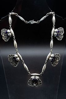 AN EARLY GEORG JENSEN SILVER NECKLACE, the five moulded mounts depicting bu