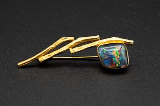 AN OPAL AND GOLD BROOCH, set with an abstract square cut opal on textured m