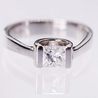 AN 18CT WHITE GOLD AND DIAMOND RING, the square cut diamond suspension set 
