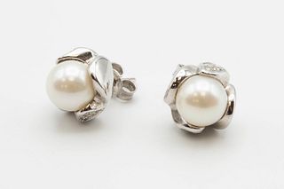 A PAIR OF CULTURED PEARL STUD EARRINGS, the single cultured pearl in heavy 