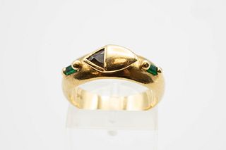 AN 18CT YELLOW GOLD EMERALD AND DIAMOND RING, the unusual triangular shaped