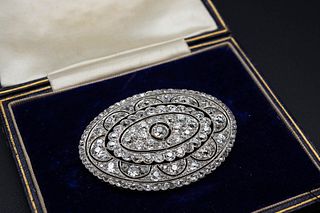AN EARLY 20TH CENTURY DIAMOND BROOCH, the oval mount with scalloped edge su